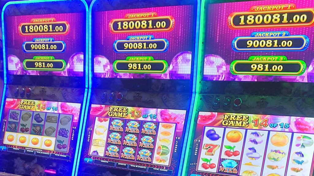 Máquinas tragamonedas con jackpot progresivo instaladas en una sala de juegos