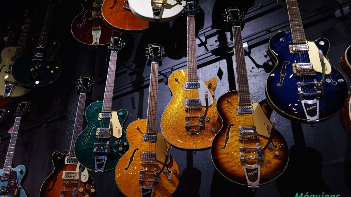 cómo ganar torneos de tragamonedas online 2026 — A vibrant display of colorful electric guitars at a music store in Mexico City.