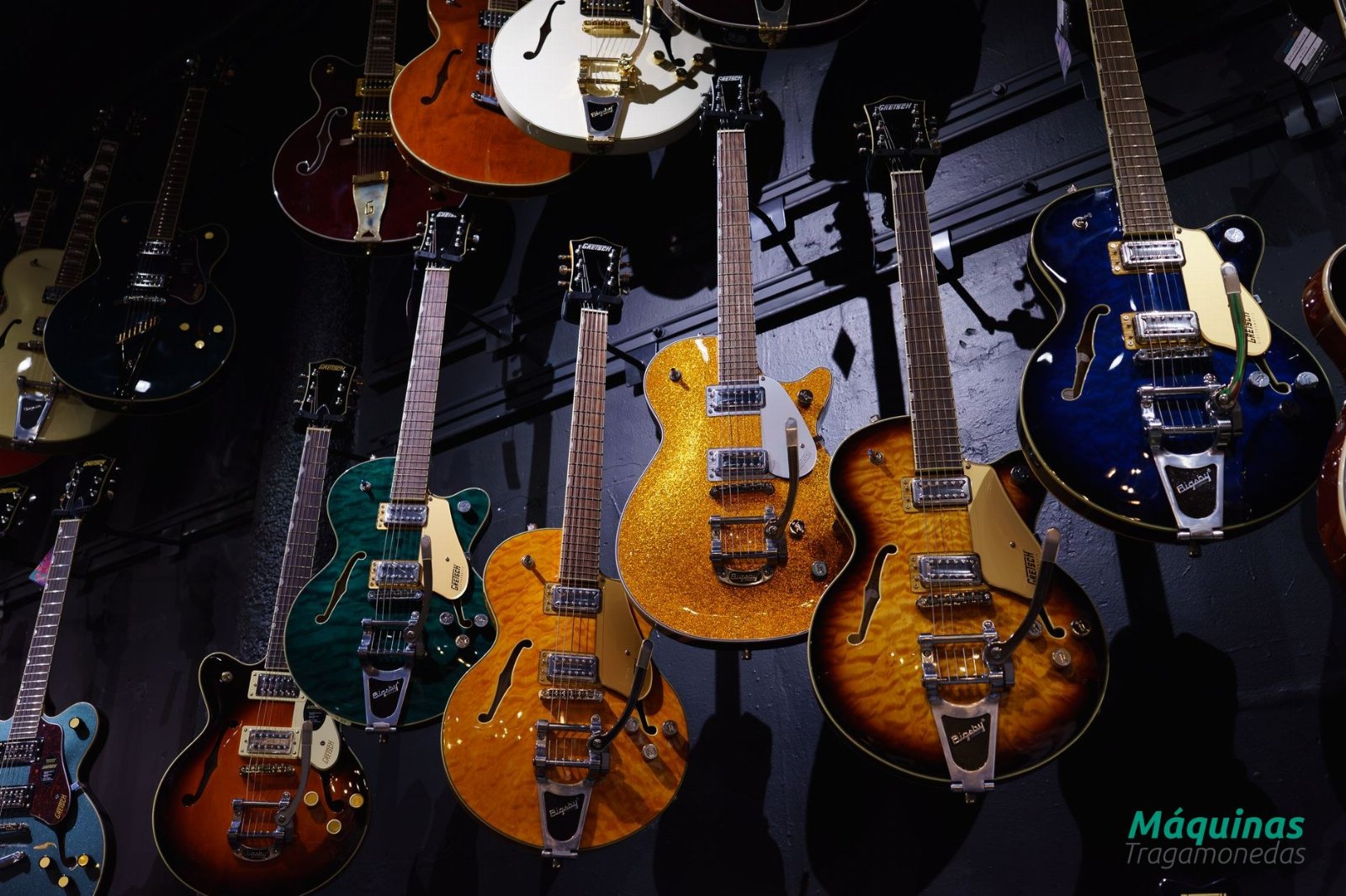 cómo ganar torneos de tragamonedas online 2026 — A vibrant display of colorful electric guitars at a music store in Mexico City.